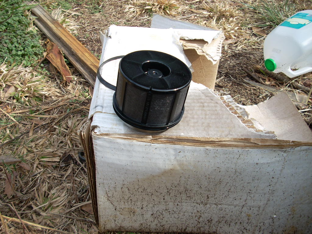 1stoldfuelfilter.JPG (234904 bytes)